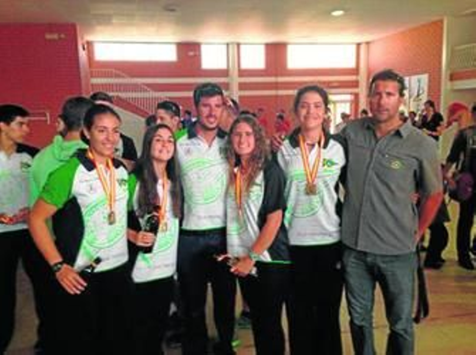 Valeria Palma (primera desde la izquierda) posa con sus compañeros con la medalla de oro.