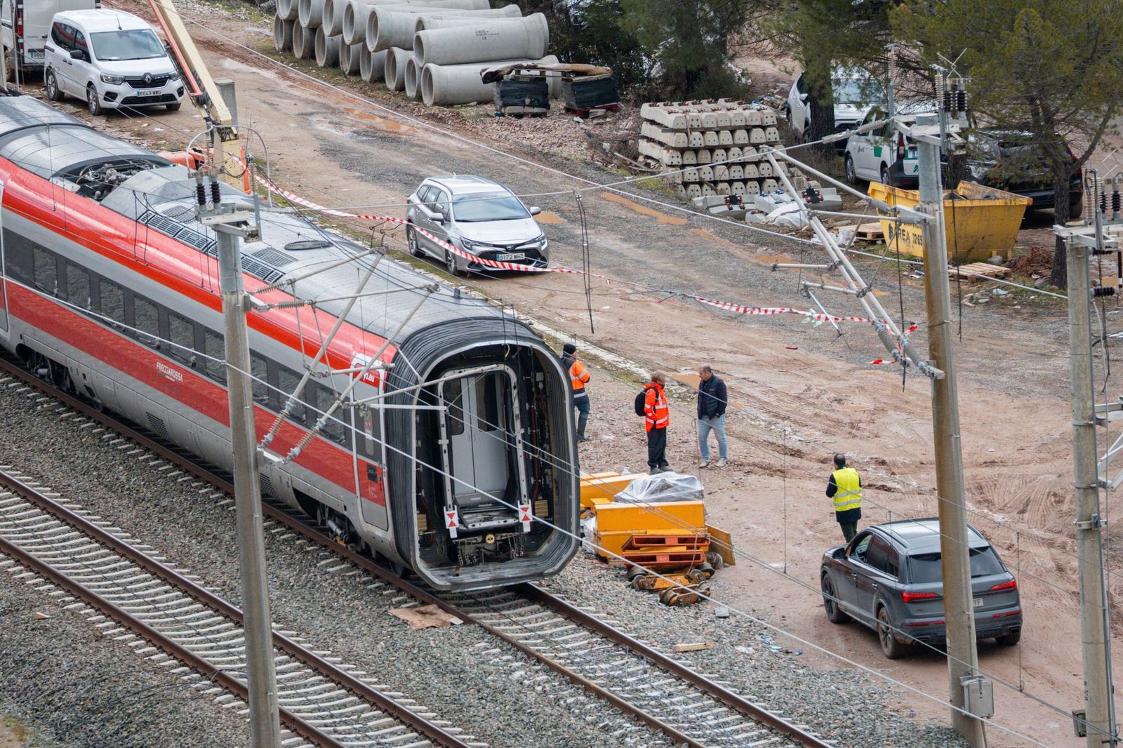 Continúan los trabajos de retirada de los trenes siniestrados y limpieza en el lugar del accidente en Adamuz.