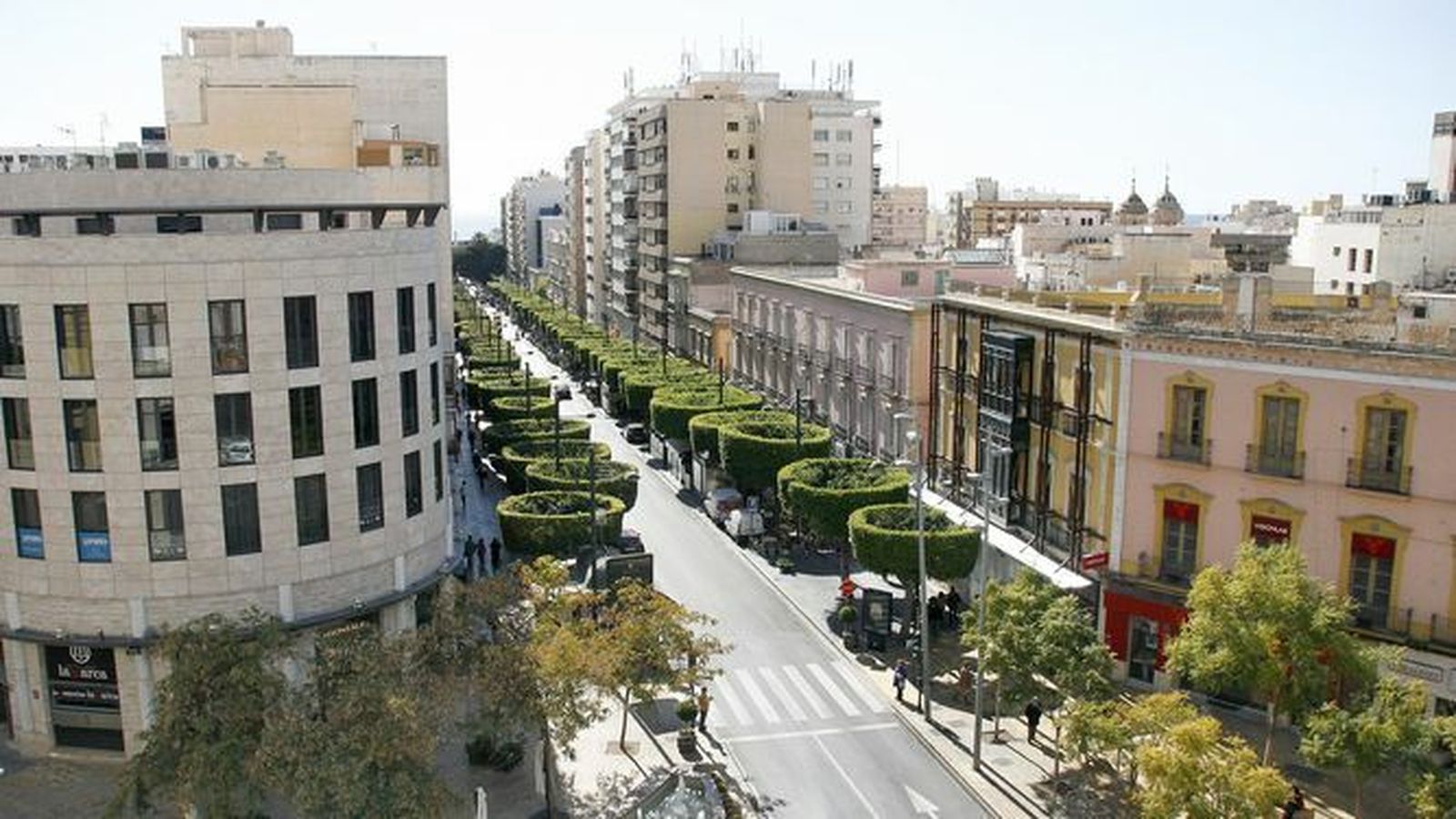 El Paseo de Almería es la arteria principal del centro neurálgico de la capital.
