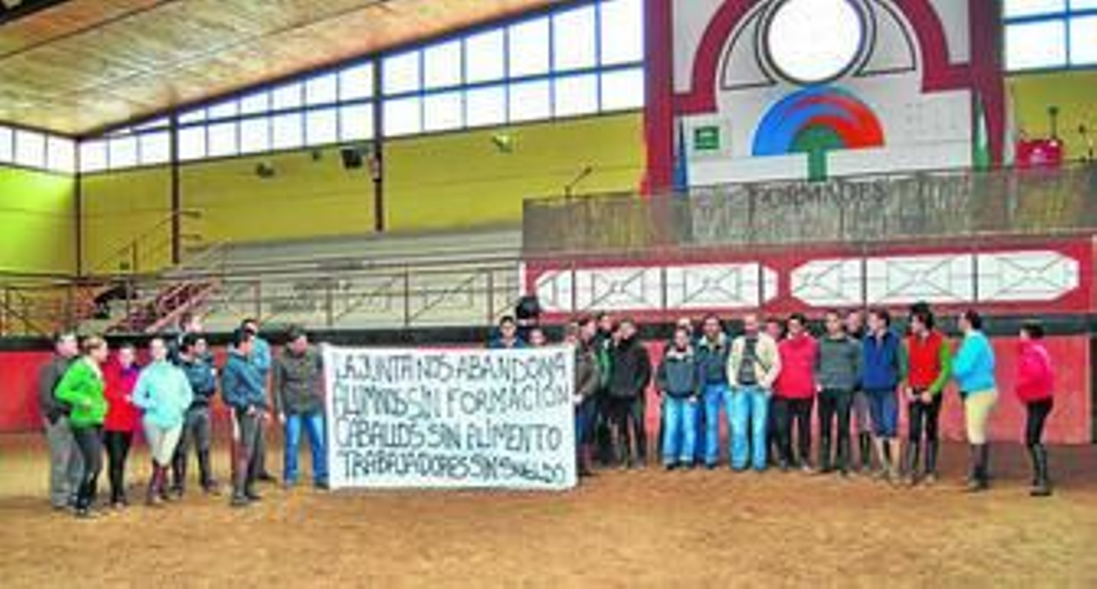 Monitores y alumnos durante una protesta, en el interior de las instalaciones, el pasado mes de abril.