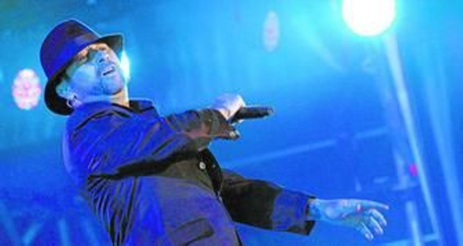 José Luis Figuereo 'El Barrio', en un momento de su concierto de anoche en Algeciras.