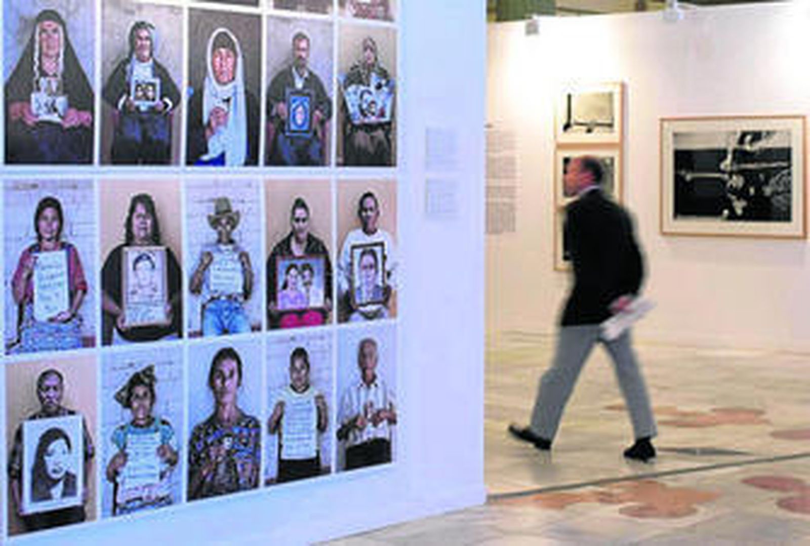 5. Rafael Trobat plantea en su obra un minucioso acercamiento a Nicaragua. 6. Una de las imágenes de la serie 'La Chanca', con la que Pérez Siquier retrataba este barrio almeriense. 7. Trabajadoras de la Fábrica de Tabacos realizan cigarrillos en una fotografía de Emilio Beauchy. 8. Uno de los retratos de Atín Aya, un autor que tenía la habilidad de conmover.