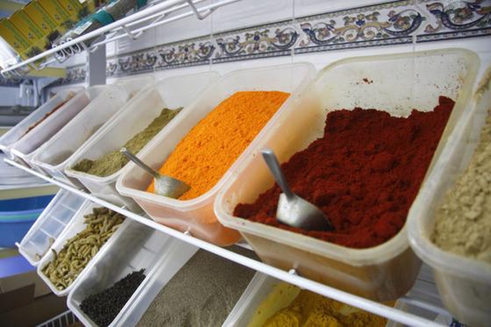 Alimentos de la tienda y carnicería Halal Hamid en Sevilla.

Foto: Belén Vargas