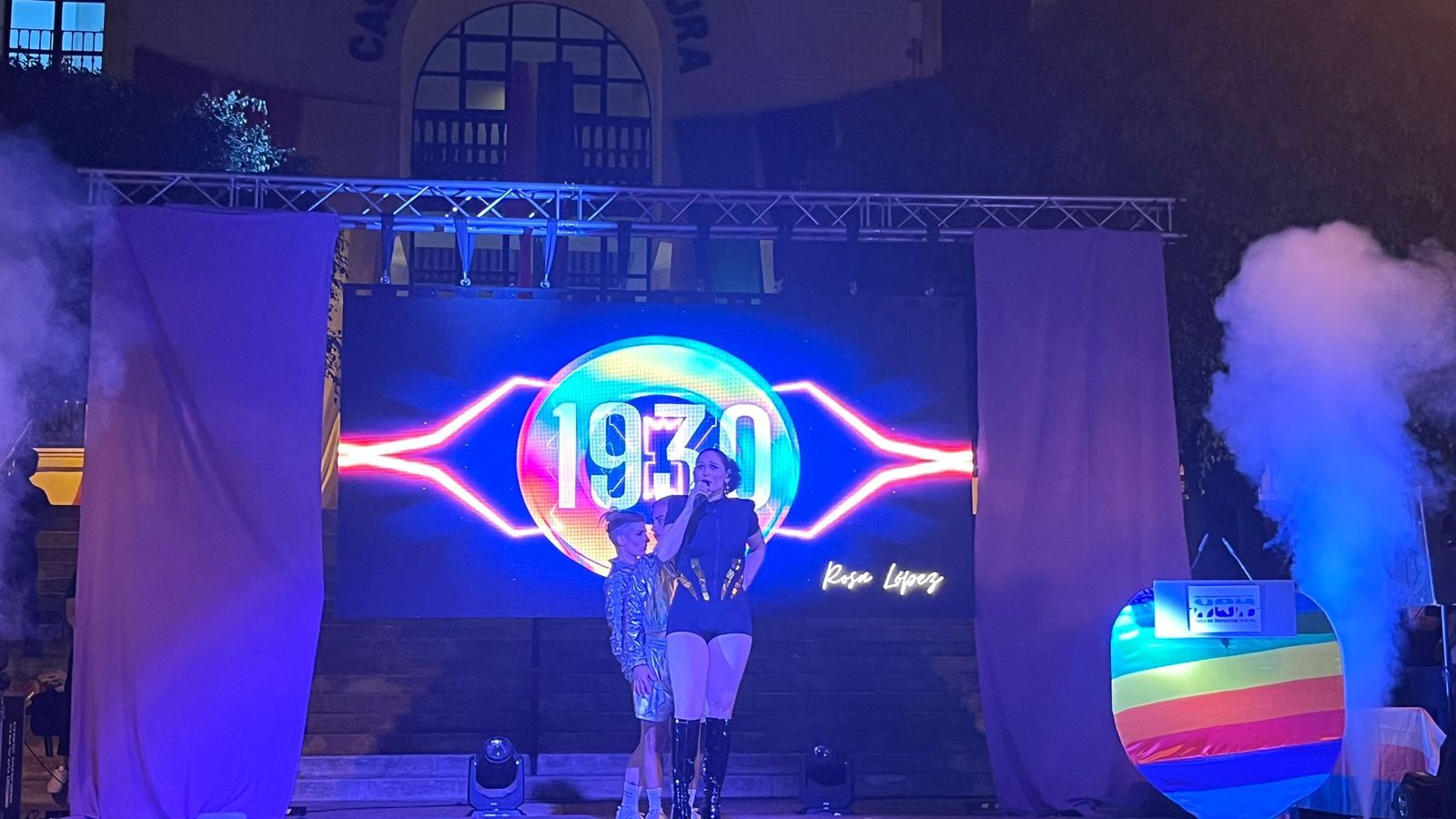 Rosa López cantando '1930' en la gala del Día del Orgullo