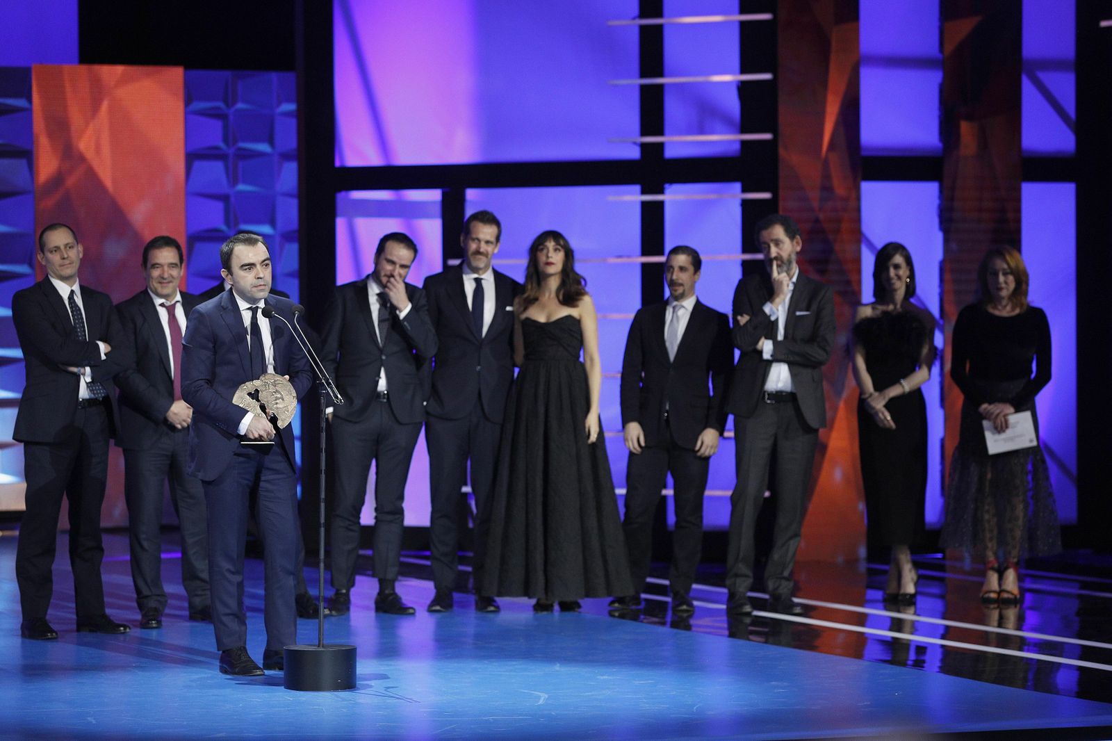 El equipo de ‘La trinchera infinita’ recoge el Premio Forqué a la mejor película de 2019.