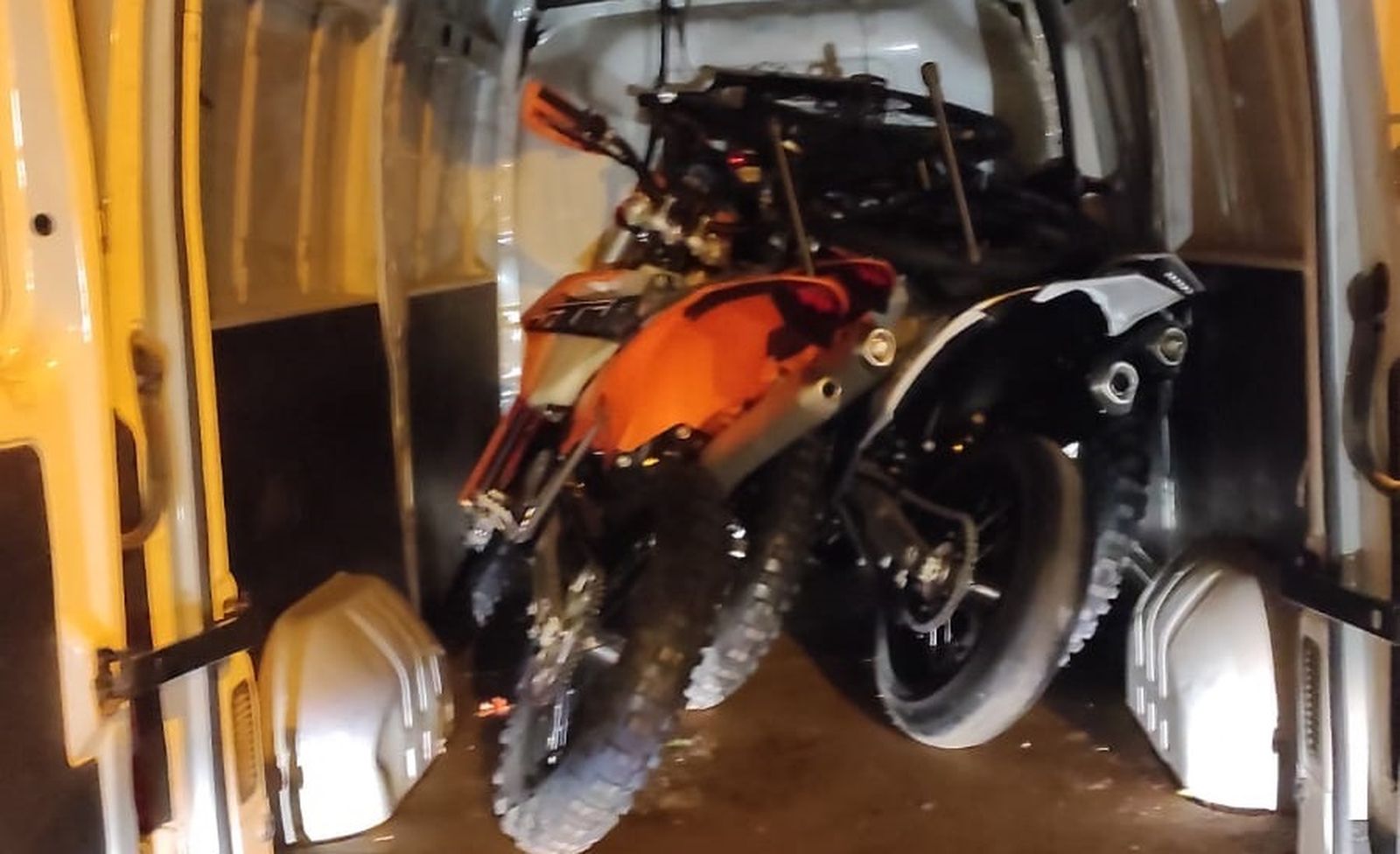 Vehículos que se encontraron en el interior de la furgoneta en la que huyó uno de los autores del robo.