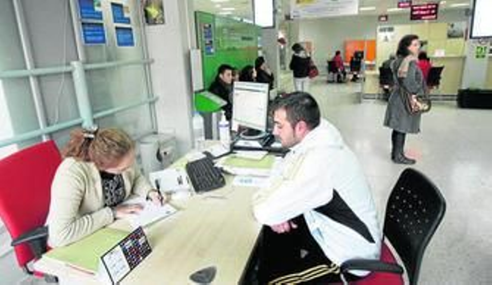 Una funcionaria atiende en una oficina del Servicio Andaluz de Empleo.