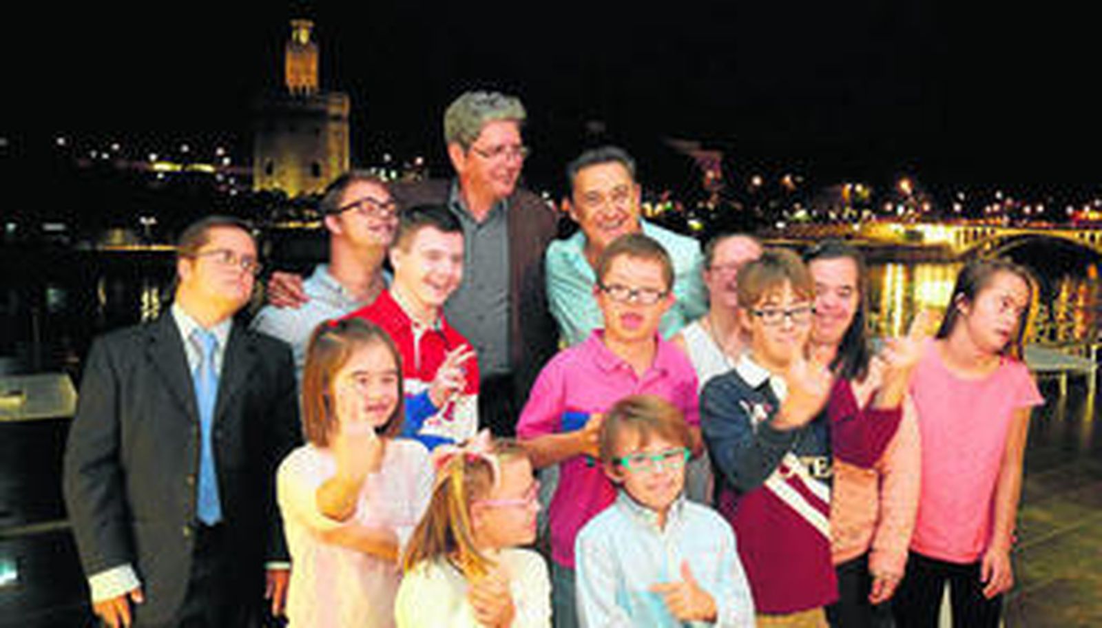 1. Los actores Antonio Dechent y Mariano Peña posan con miembros de Asedown. 2. Leopoldo García Moreno sujera un ejemplar del Calendario de la Solidaridad 2016. 3. Joaquín López Sáez y Juan Espadas. 4. Antonio del Junco.