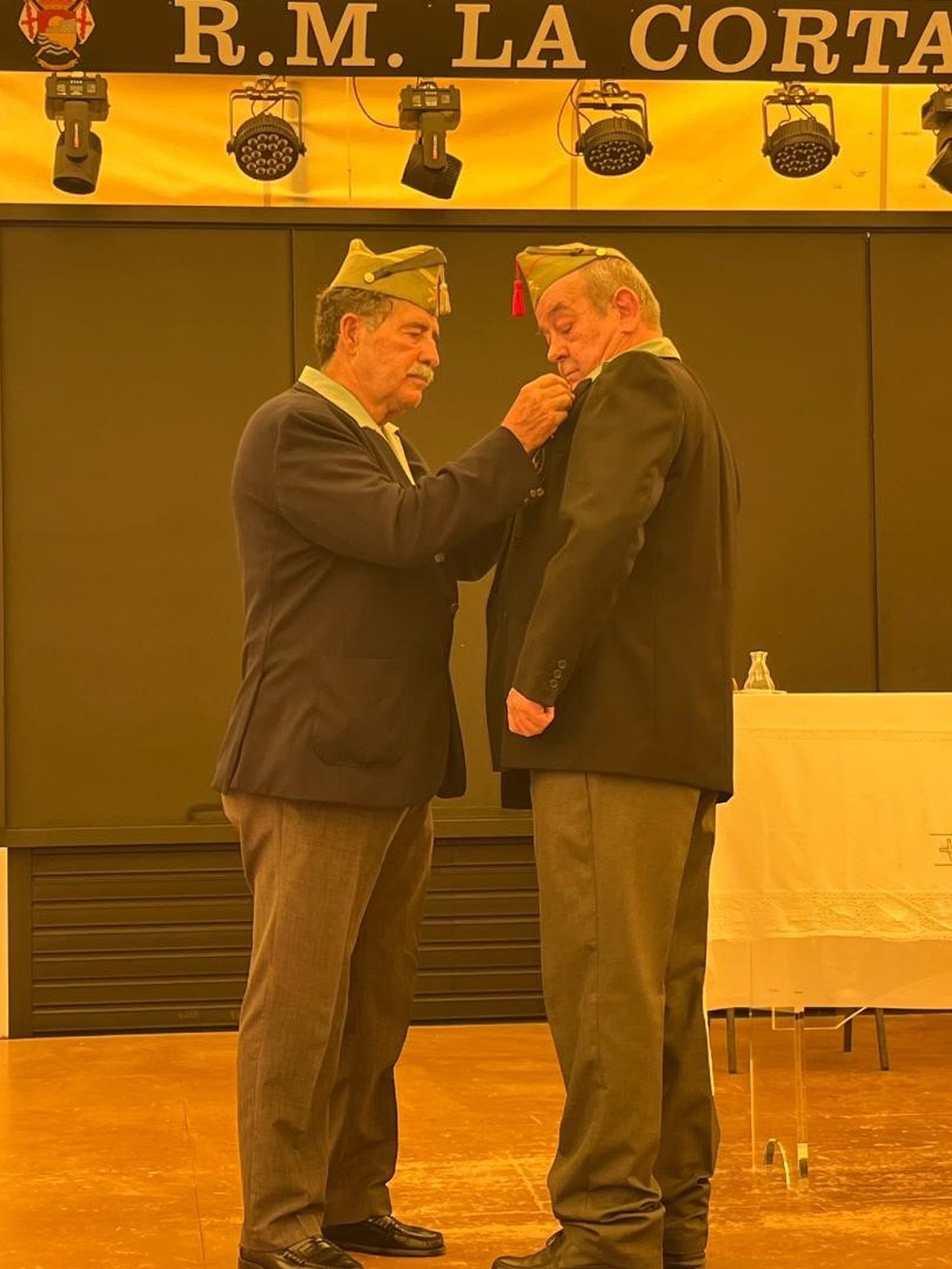 José Manuel Sánchez -Gey Venegas imponiendo el emblema del Cristo de la Buena Muerte a Francisco de Diego Rodríguez por sus 25 años en la Legión.