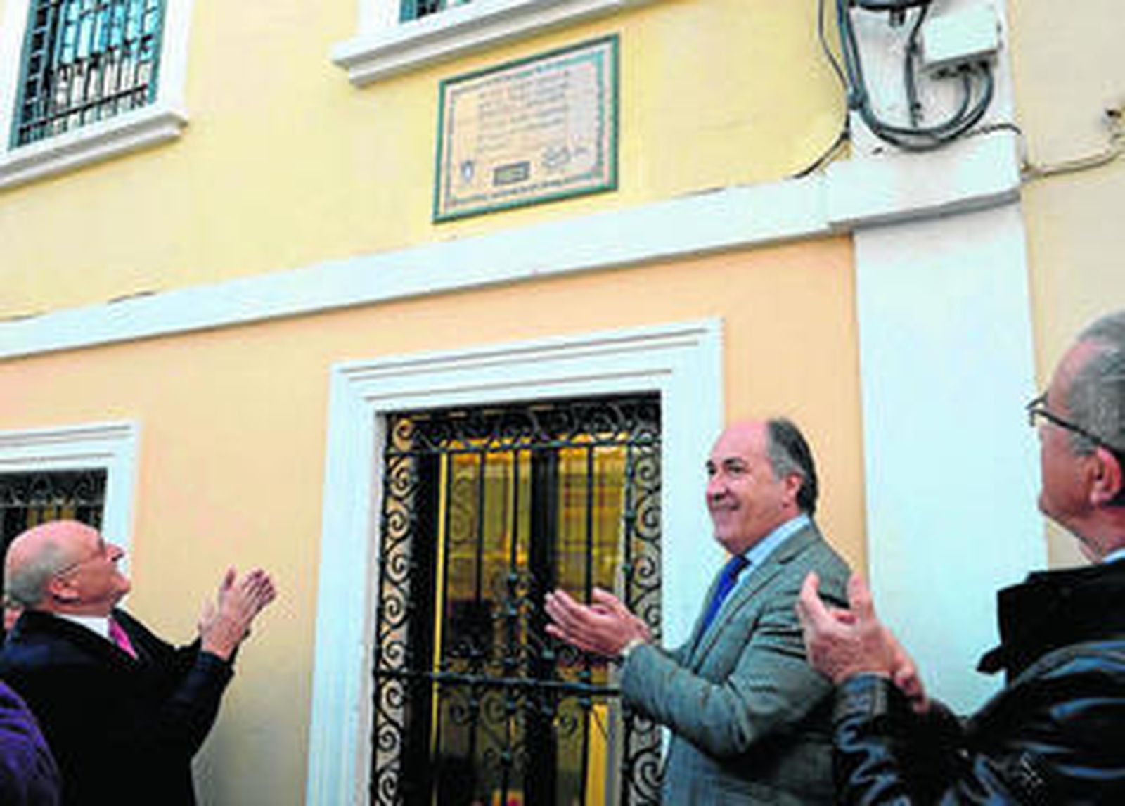 Momento en el que el alcalde descubre la placa conmemorativa del aniversario de Radio Algeciras.