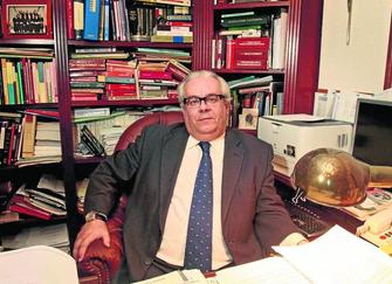 José Manuel Jareño en el despacho donde desarrolla su actividad profesional.