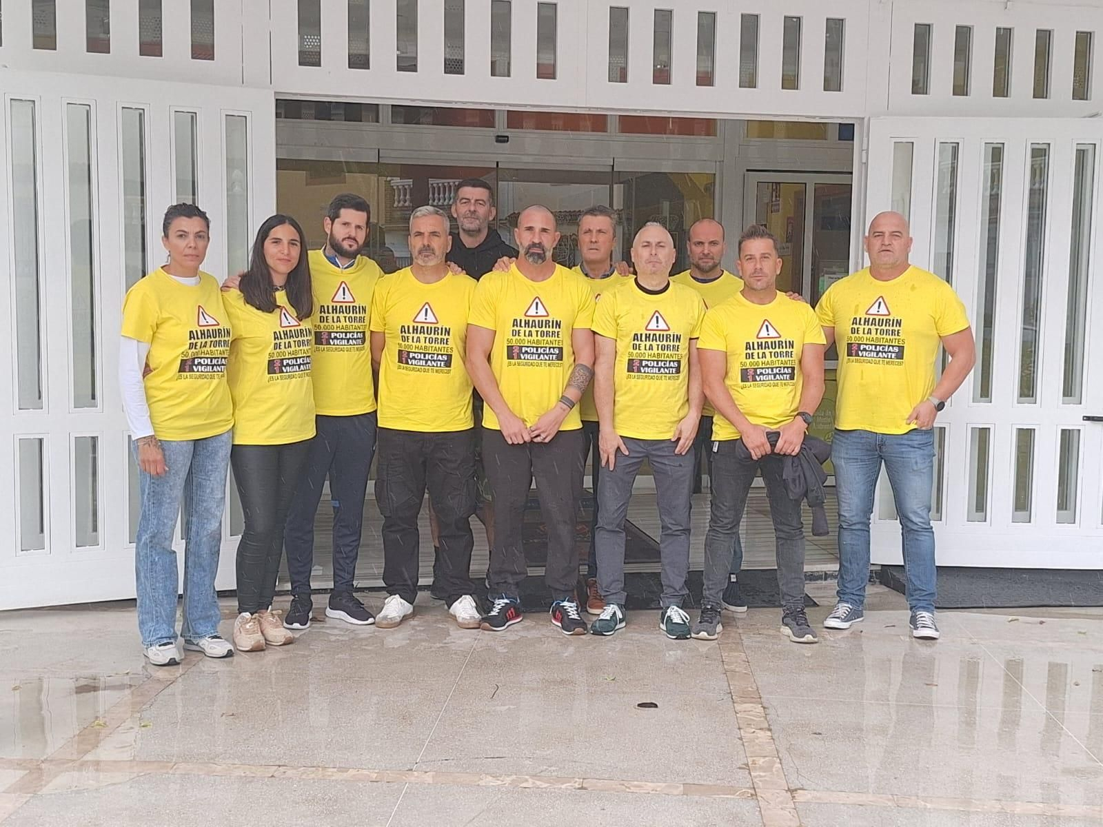 Policías locales, antes de entrar en el pleno de Alhaurín de la Torre con camisetas reivindicativas