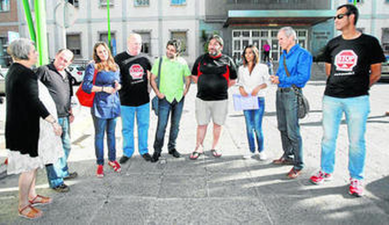 Del Castillo, Blázquez y miembros de la plataforma Stop Desahucios, junto a Francisco Belmonte y Josefa Cañete.