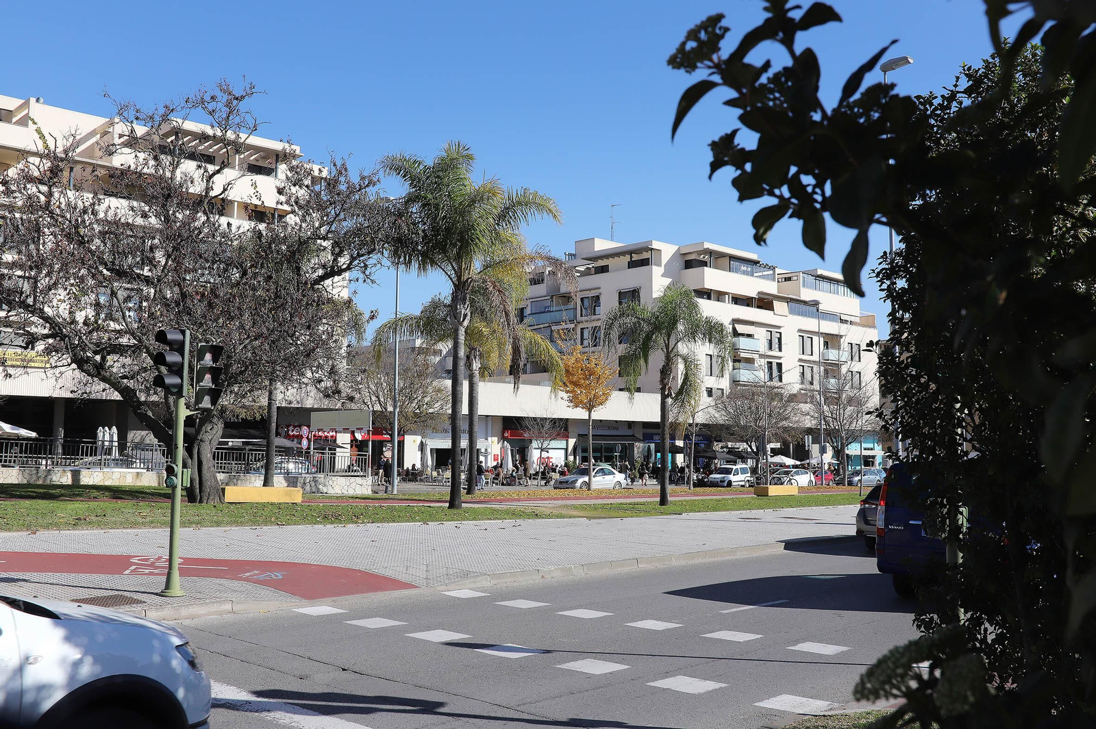 Un semáforo en la avenida Voltaire, junto a Hipercor.