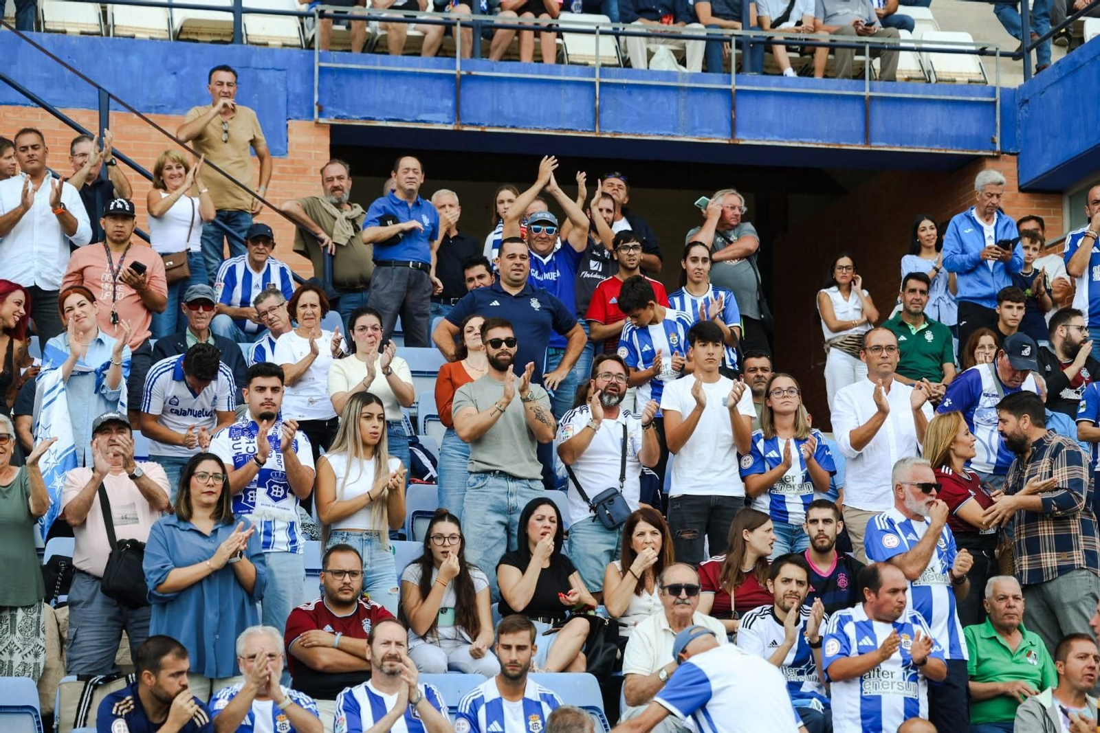La afición anima durante el último partido en el Nuevo Colombino.