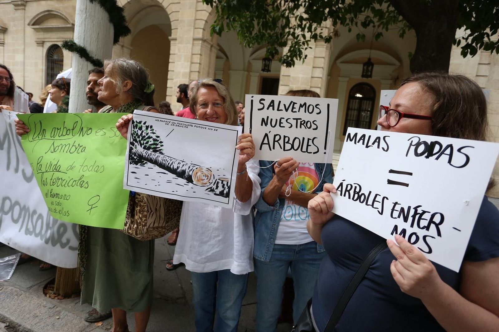 Protesta en la Plaza Nueva contra la tala de árboles
