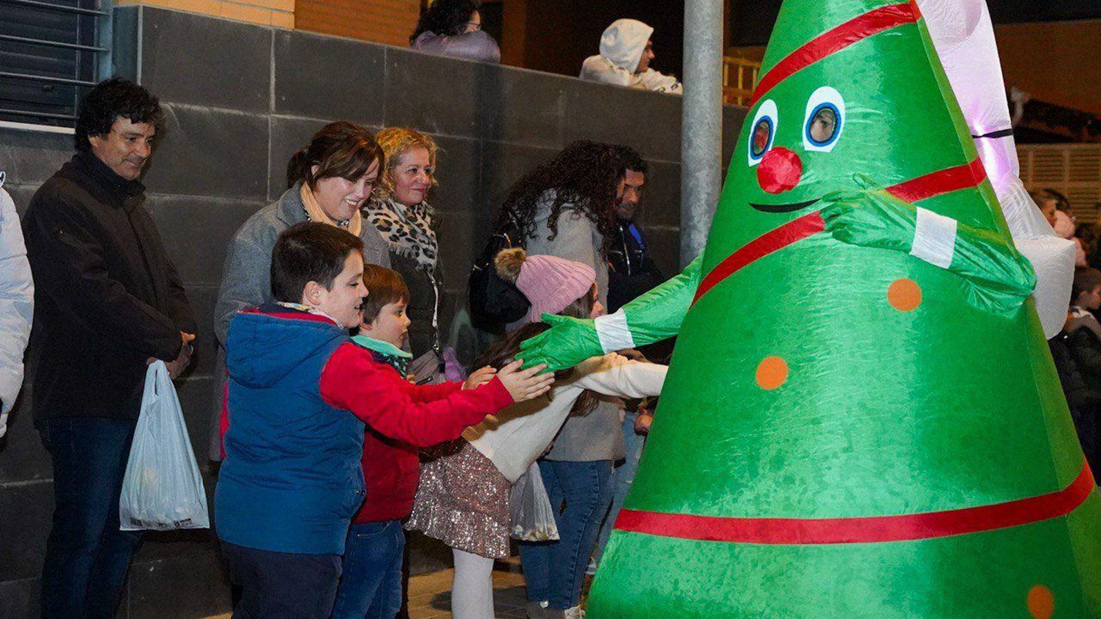¿Cómo explicar que el árbol de Navidad está vivo?