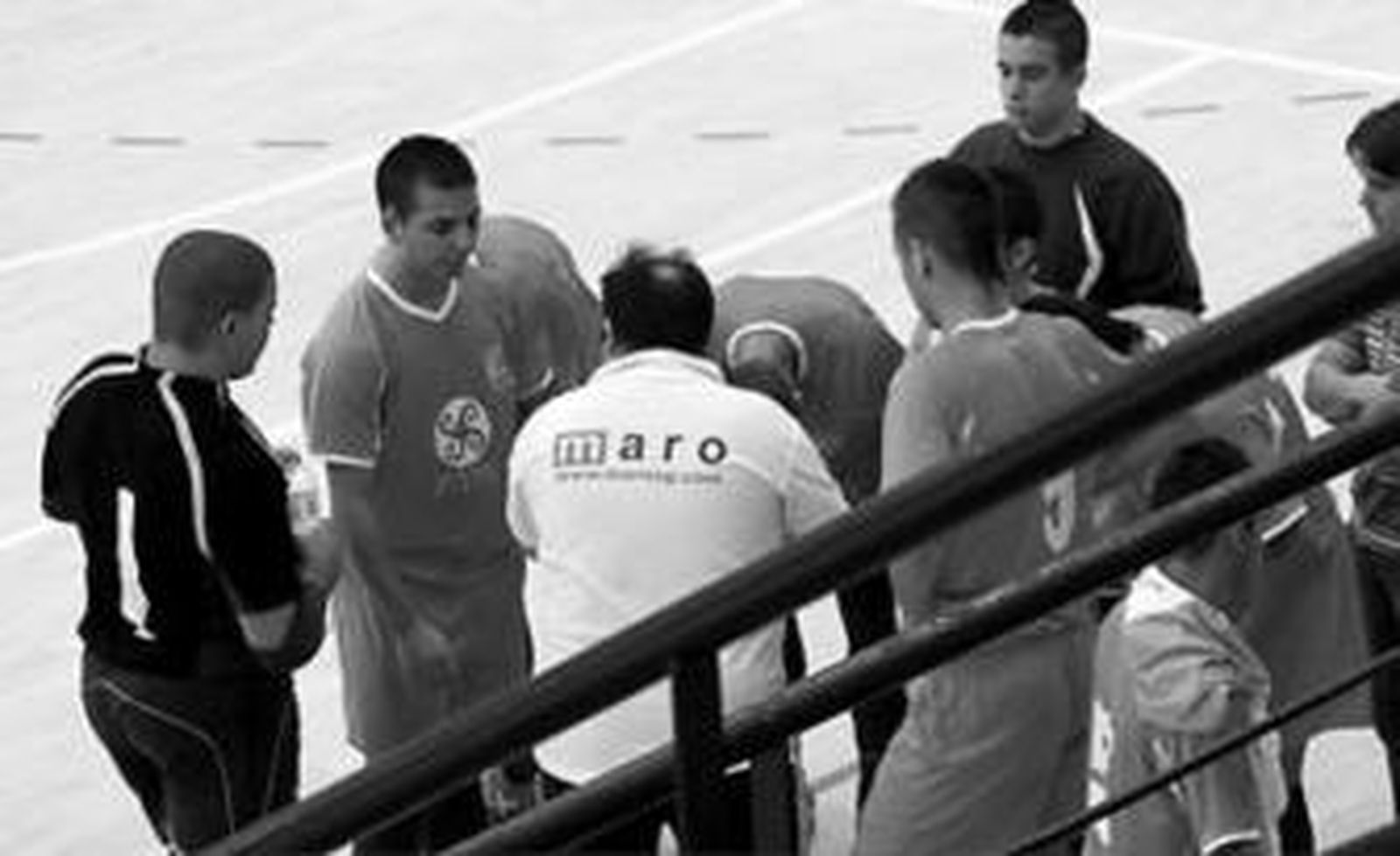 Contreras, de espaldas, arenga a sus jugadores en un tiempo muerto.