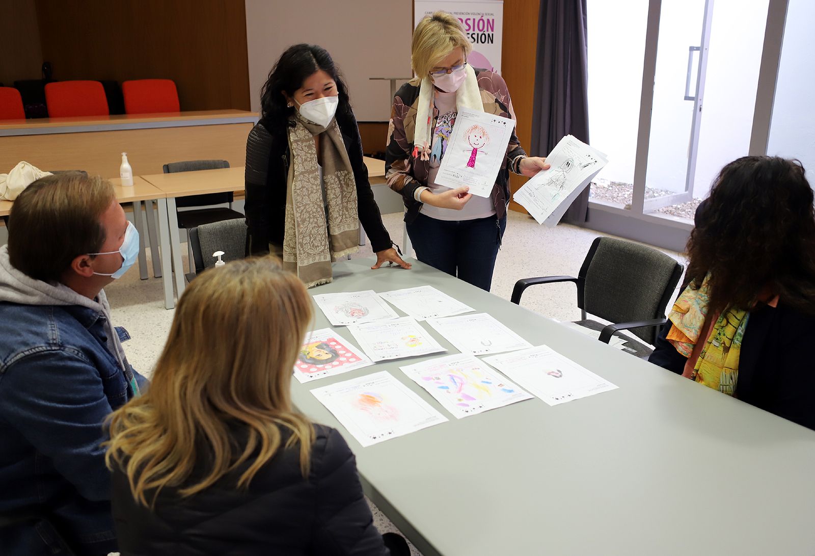 Reunión del jurado del I Certamen de Dibujo Tributo a las Nuestras Kids.