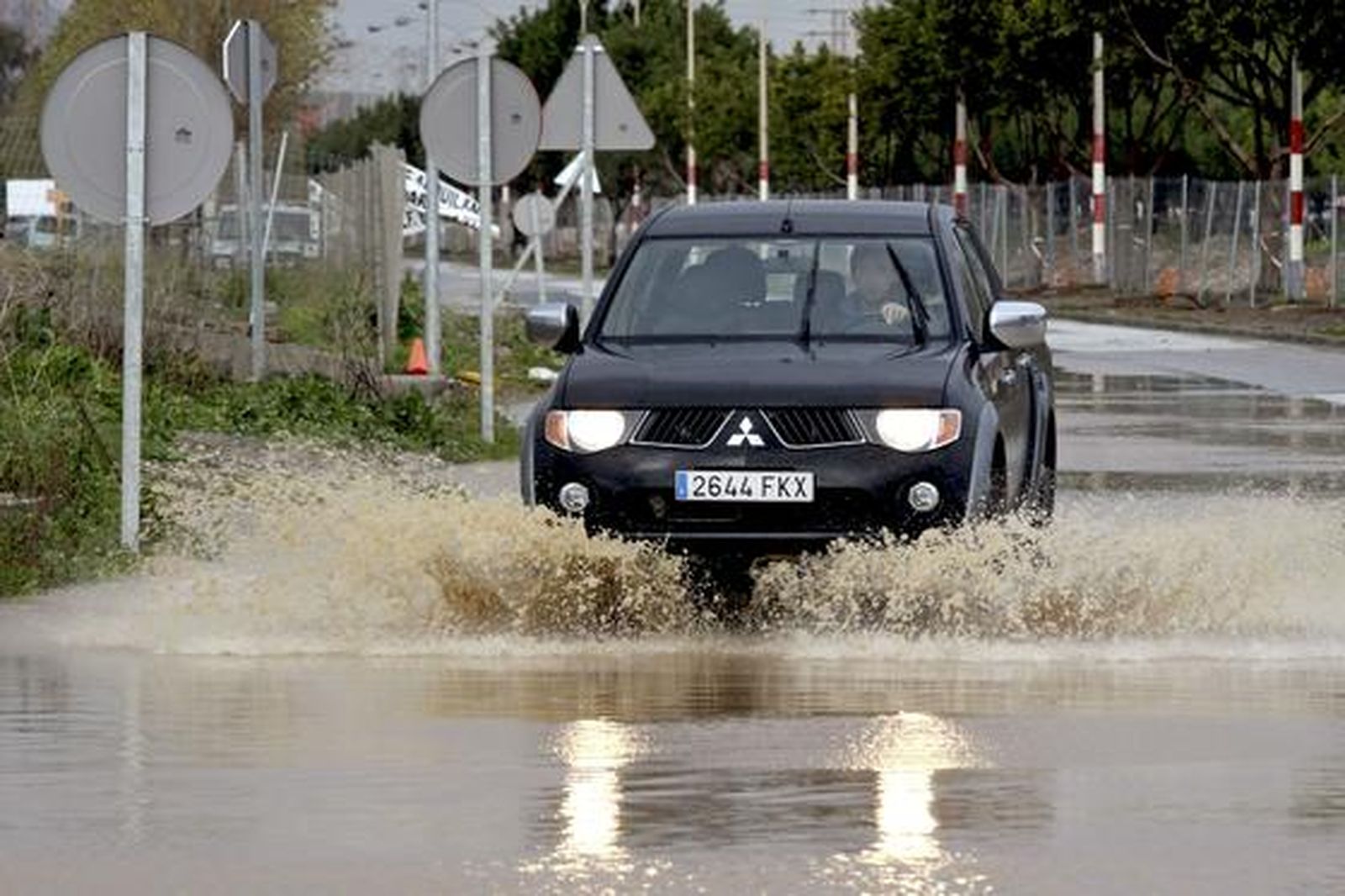 Un vehículo circula por una carretera anegada.

Foto: Migue Fernández, Sergio Camacho, Agencias