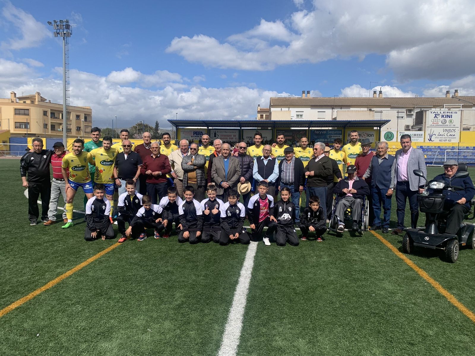 Los jugadores del Huétor Tájar posan con viejas leyendas amarillas