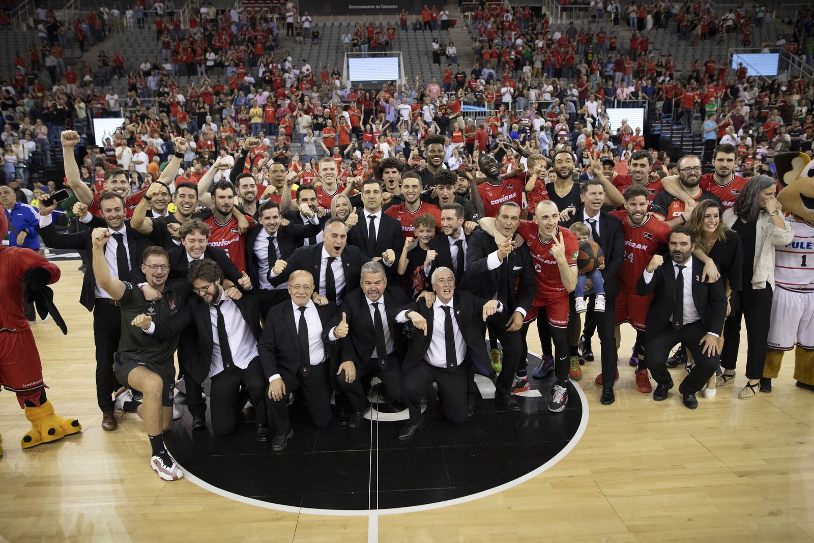 Todos los integrantes del Covirán Granada celebraron la salvación en la pista.