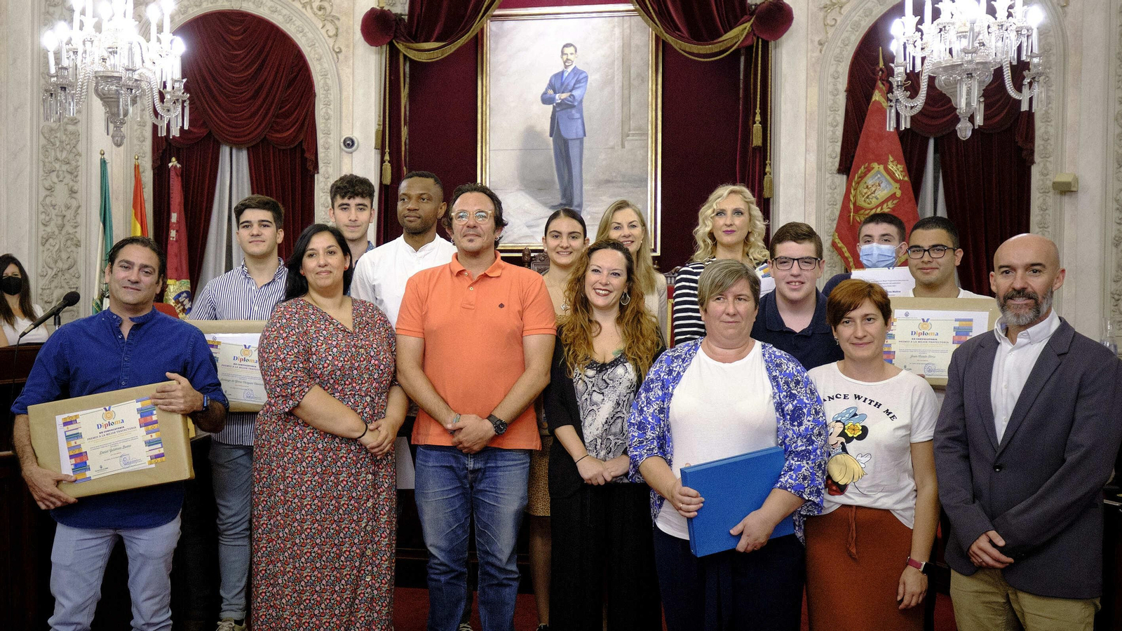 Estudiantes, autoridades y patrocinadores posan en el Salón de Plenos.