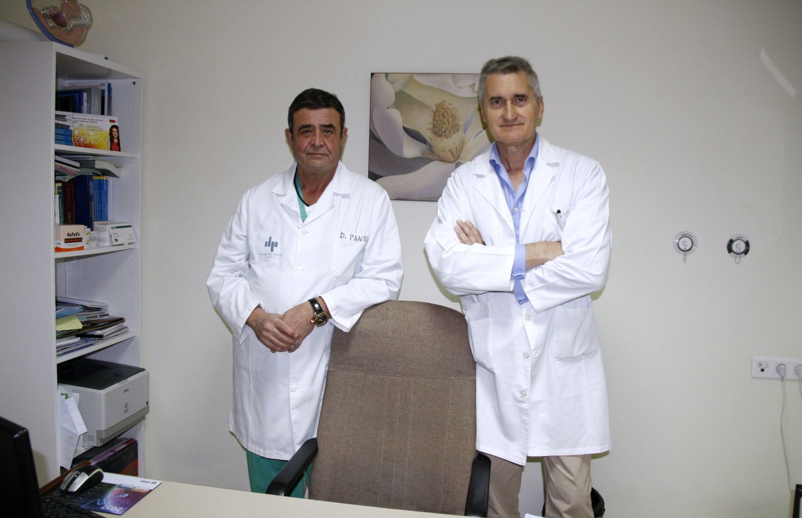 Los doctores Javier Vico de Miguel y Javier Pantoja Rosso, ayer en el hospital Santa María del Puerto.