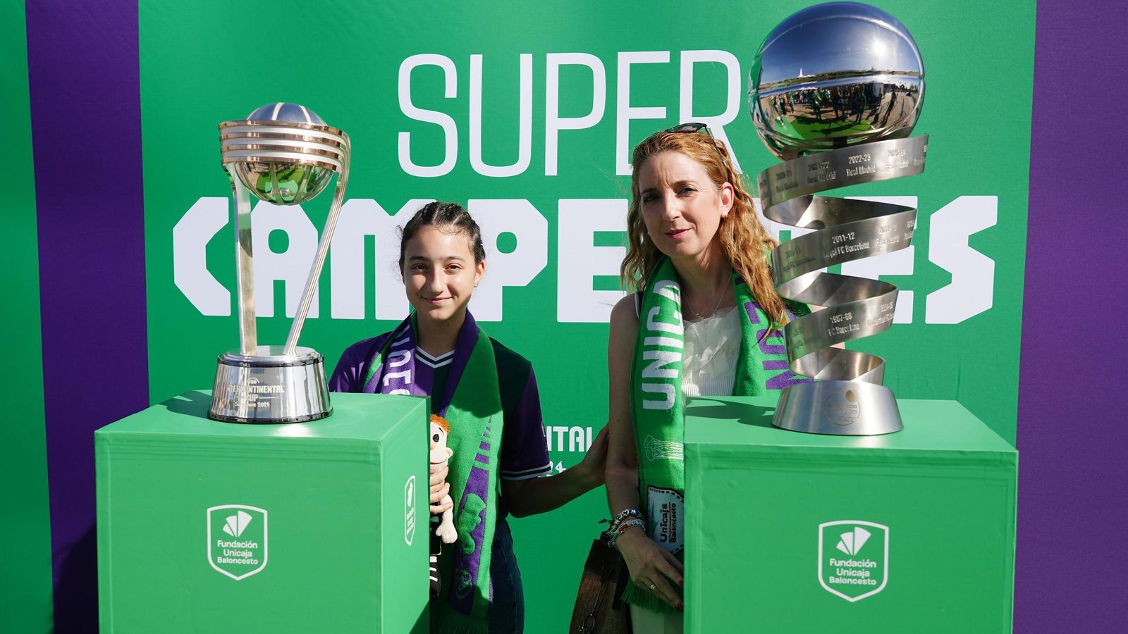 La fiesta previa del Unicaja: Subida de los título, homenaje a Toñi García, nuevo videomarcador...