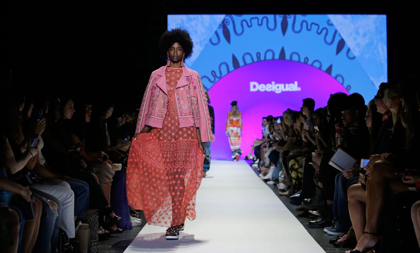 Imagen de archivo de modelos presentando creaciones de la marca española Desigual en la Semana de la Moda de Nueva York de 2016.