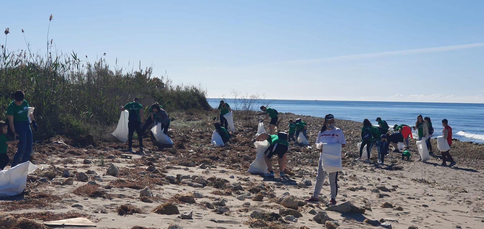 Un centenar de vecinos limpian la playa de San Juan de los Terreros