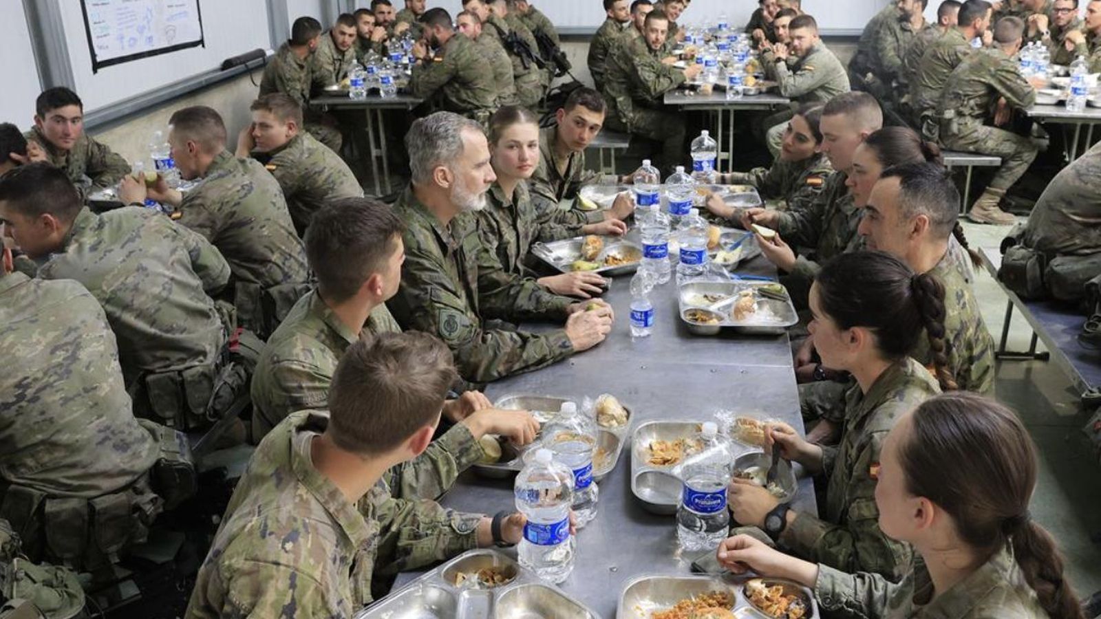 El rey Felipe compartiendo la comida junto a la princesa Leonor y sus compañeros de la Academia Militar de Zaragoza