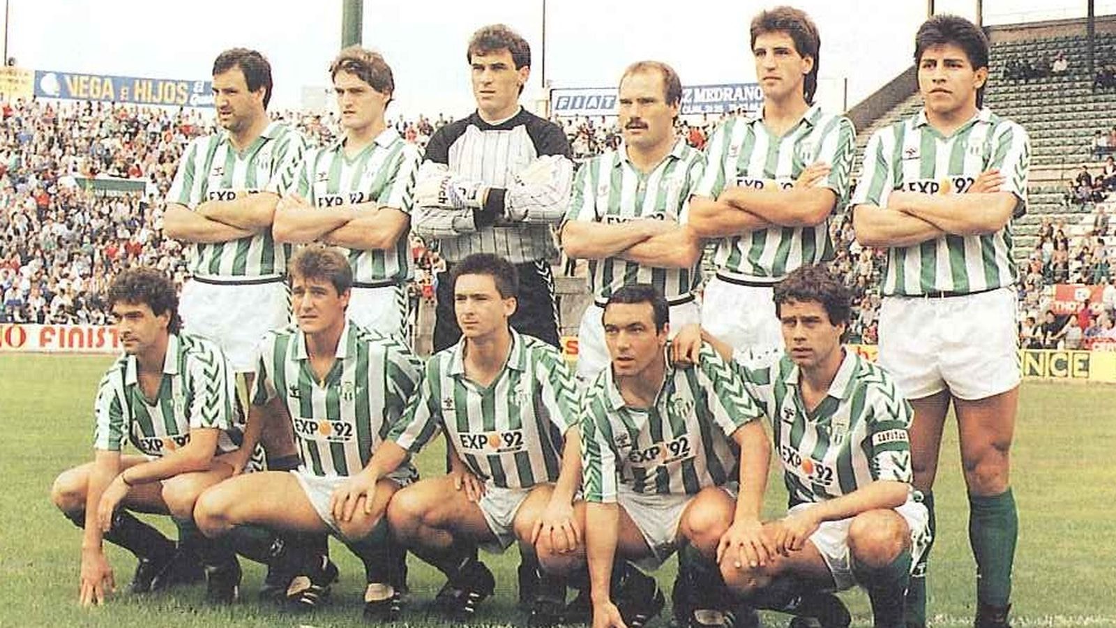 Un once inicial del Betis posa con la camiseta que Hummel recordará esta jornada.