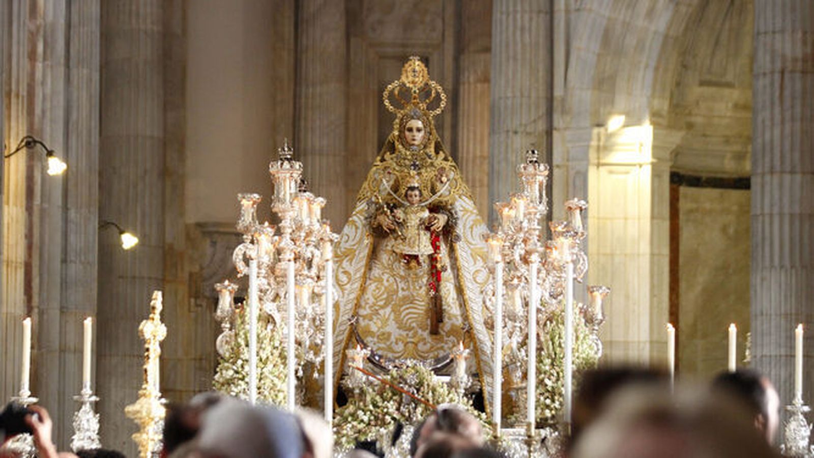 La Patrona, en el interior de la Catedral