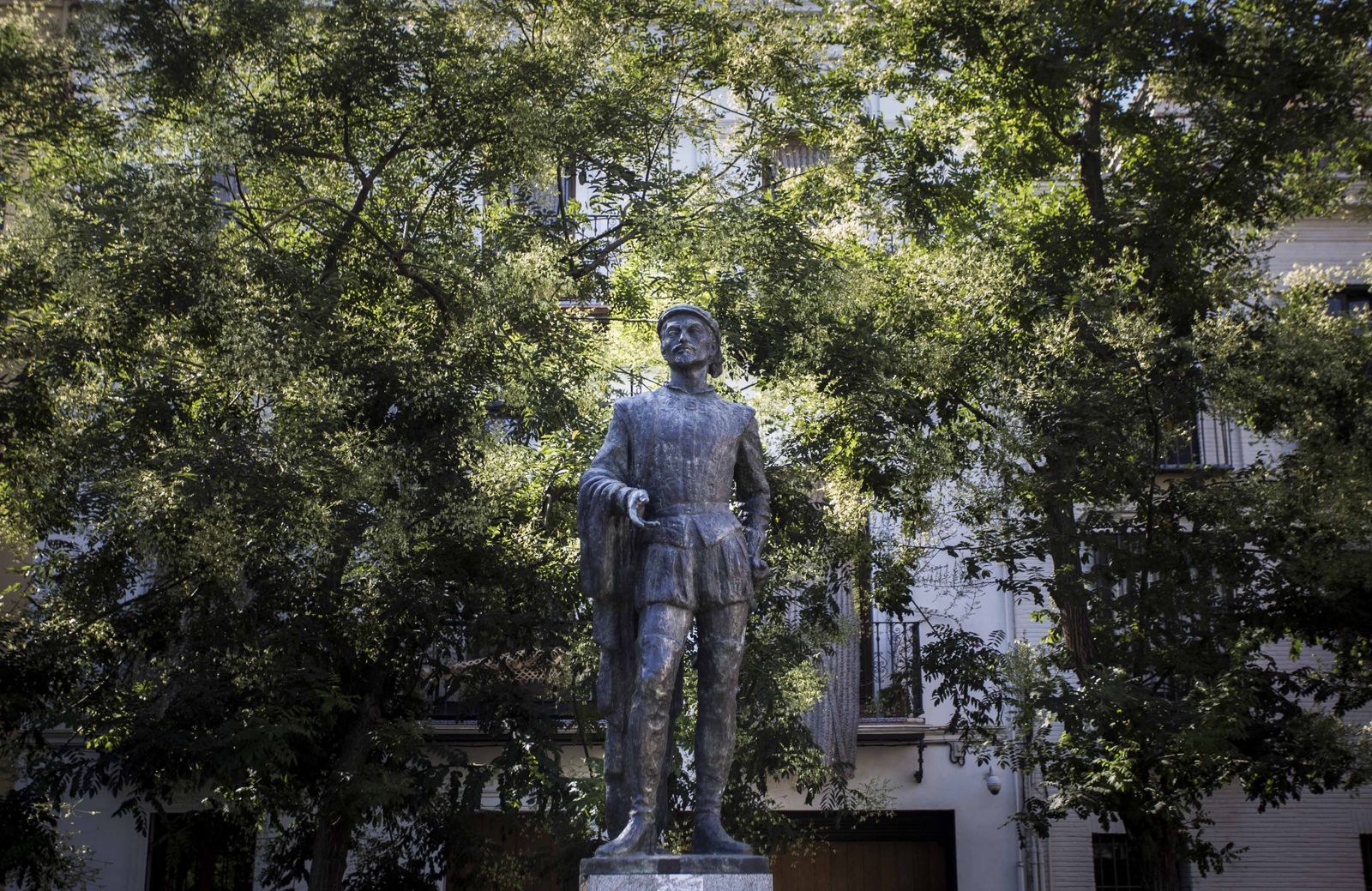 Escultura de Don Juan Tenorio que desde 1974 se encuentra en la Plaza de los Refinadores, en el barrio de Santa Cruz.