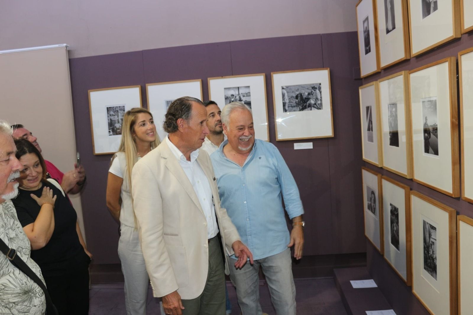 El alcalde visita la muestra junto al responsable de esta, Pedro Leal, y un grupo de concejales