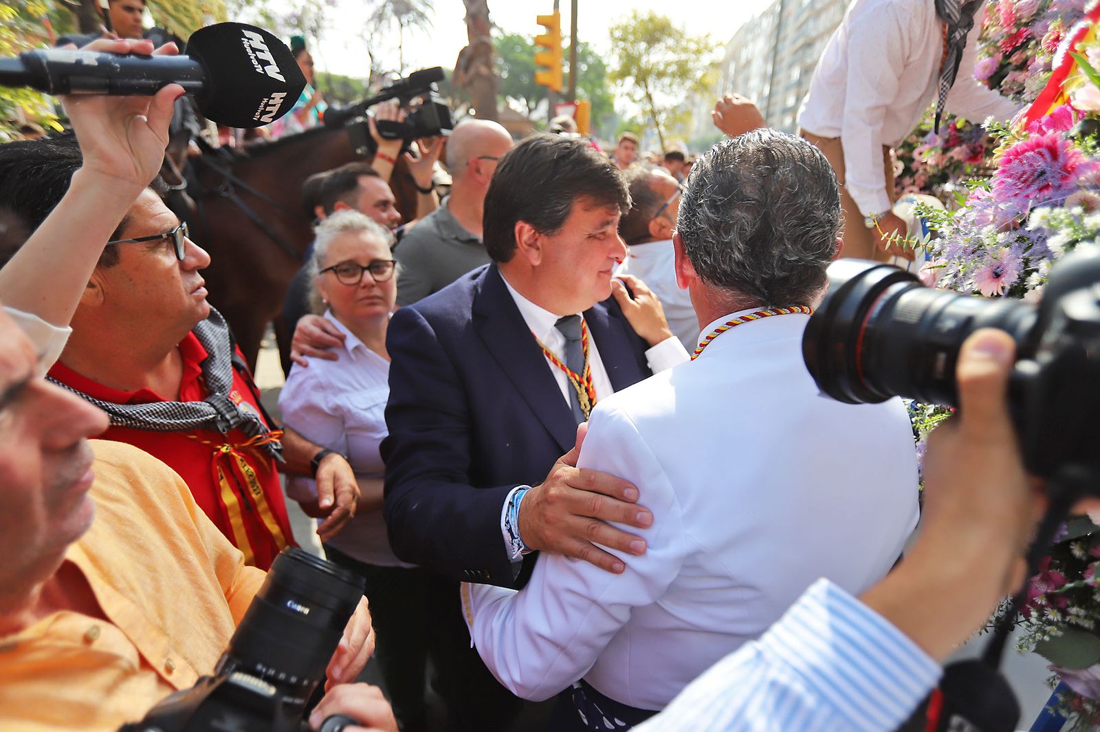 El Rocío 2023: Imágenes de la Hermandad de Emigrantes en su salida de Huelva