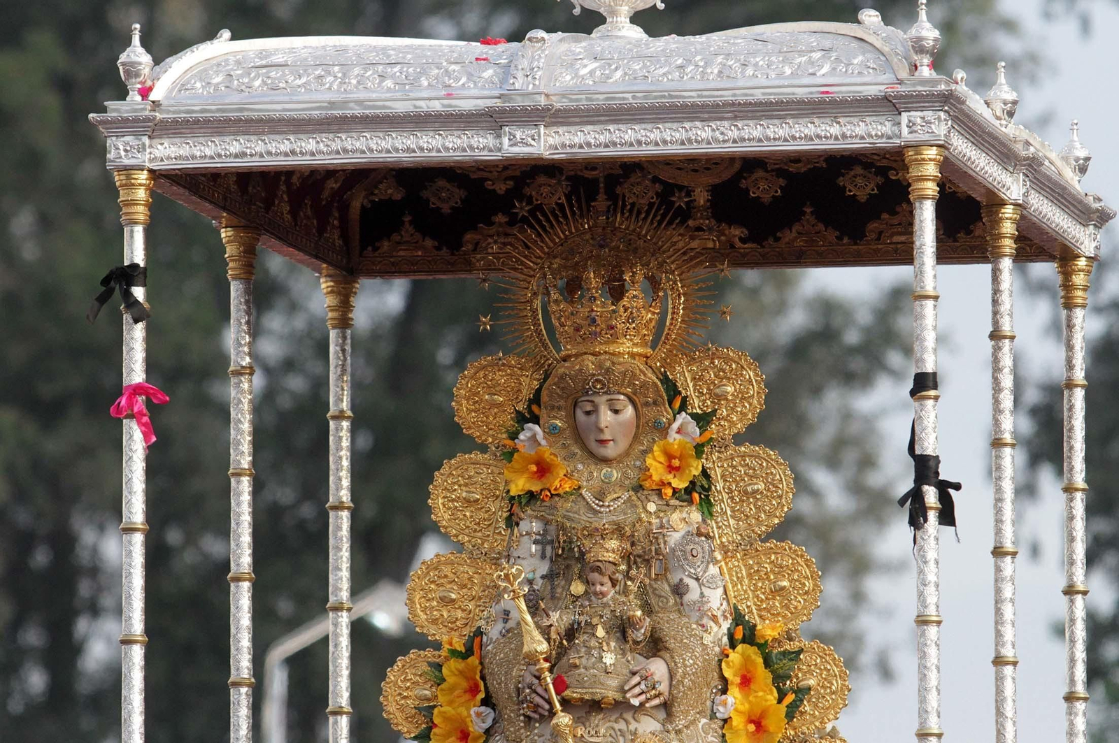 Las imágenes de la procesión de la Virgen del Rocío por la aldea en el Lunes de Pentecostés