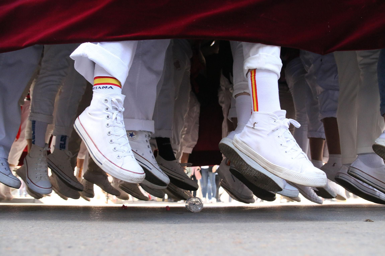 Costaleros ganan el cielo con el paso del Señor de la Vida.