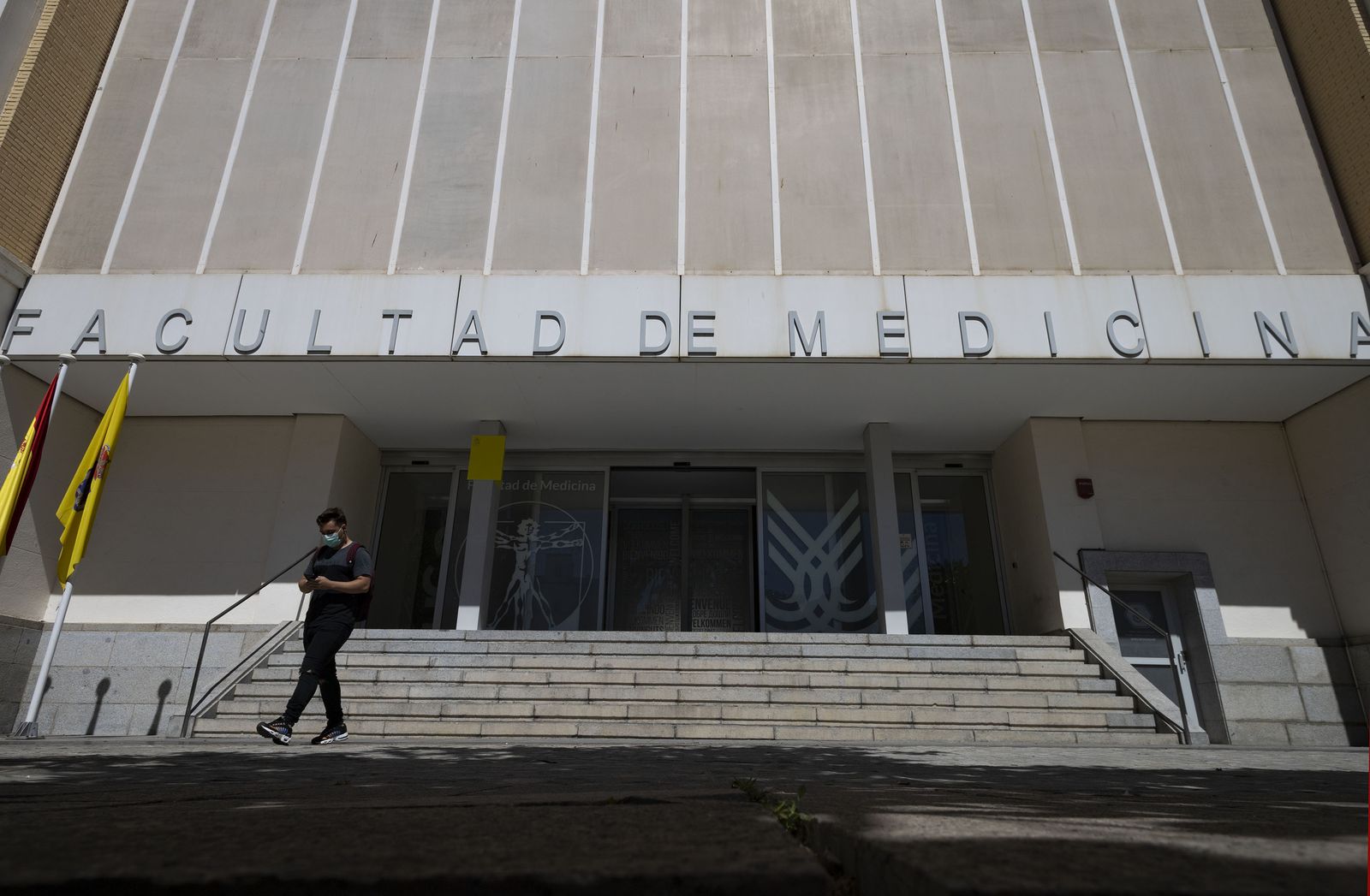 Fachada de la Facultad de Medicina de Cádiz.