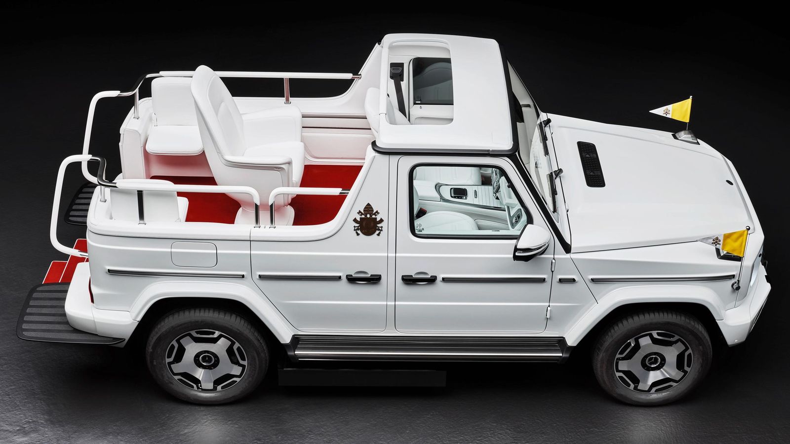 Puede usarse tanto con techo, como desprovisto de él. En la zona central posterior se sitúa un único sillón giratorio para facilitar la interacción del Papa con los fieles durante sus audiencias.