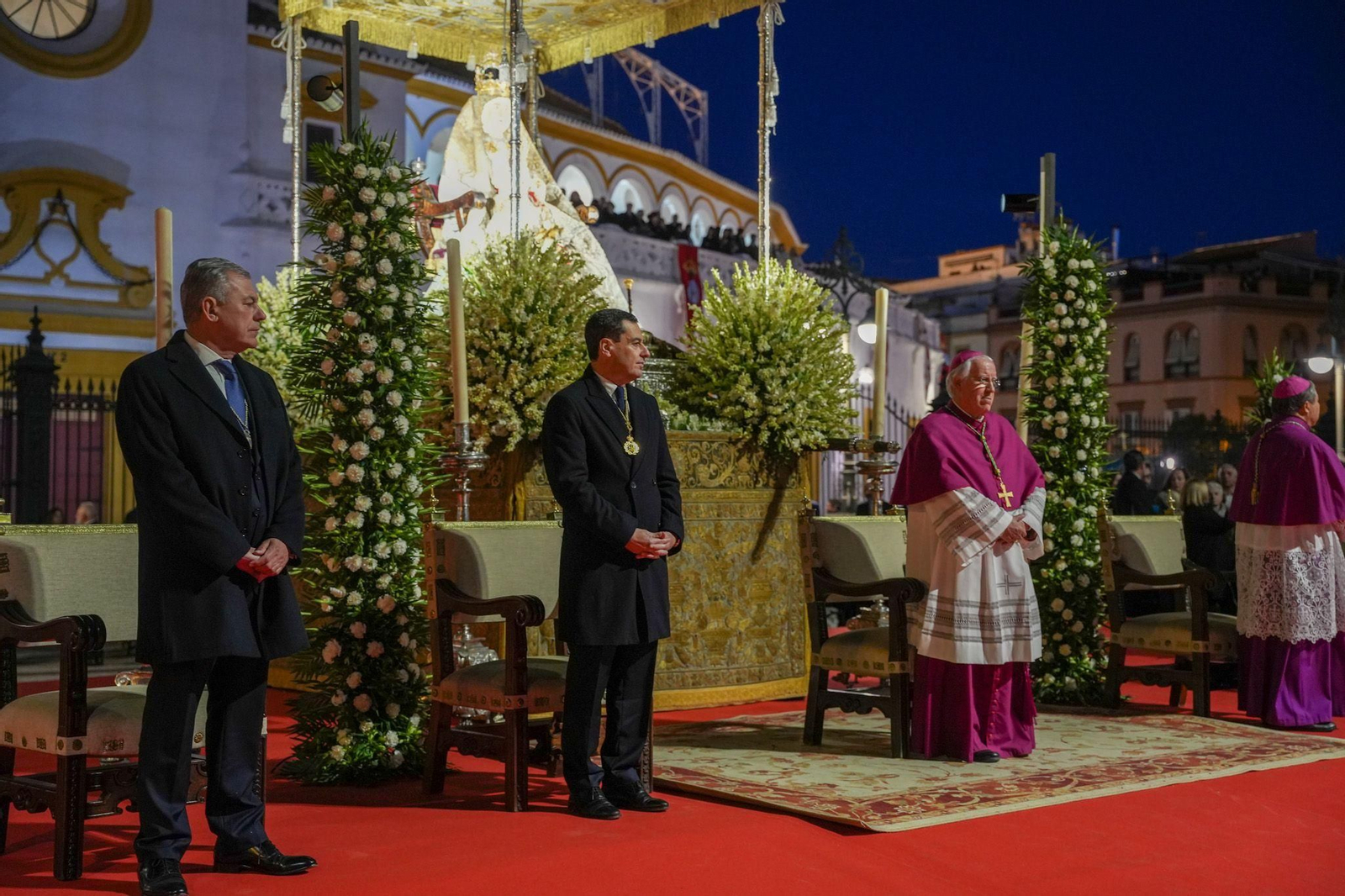 El arzobispo junto al resto de autoridades en el altar levantado para la ocasión
