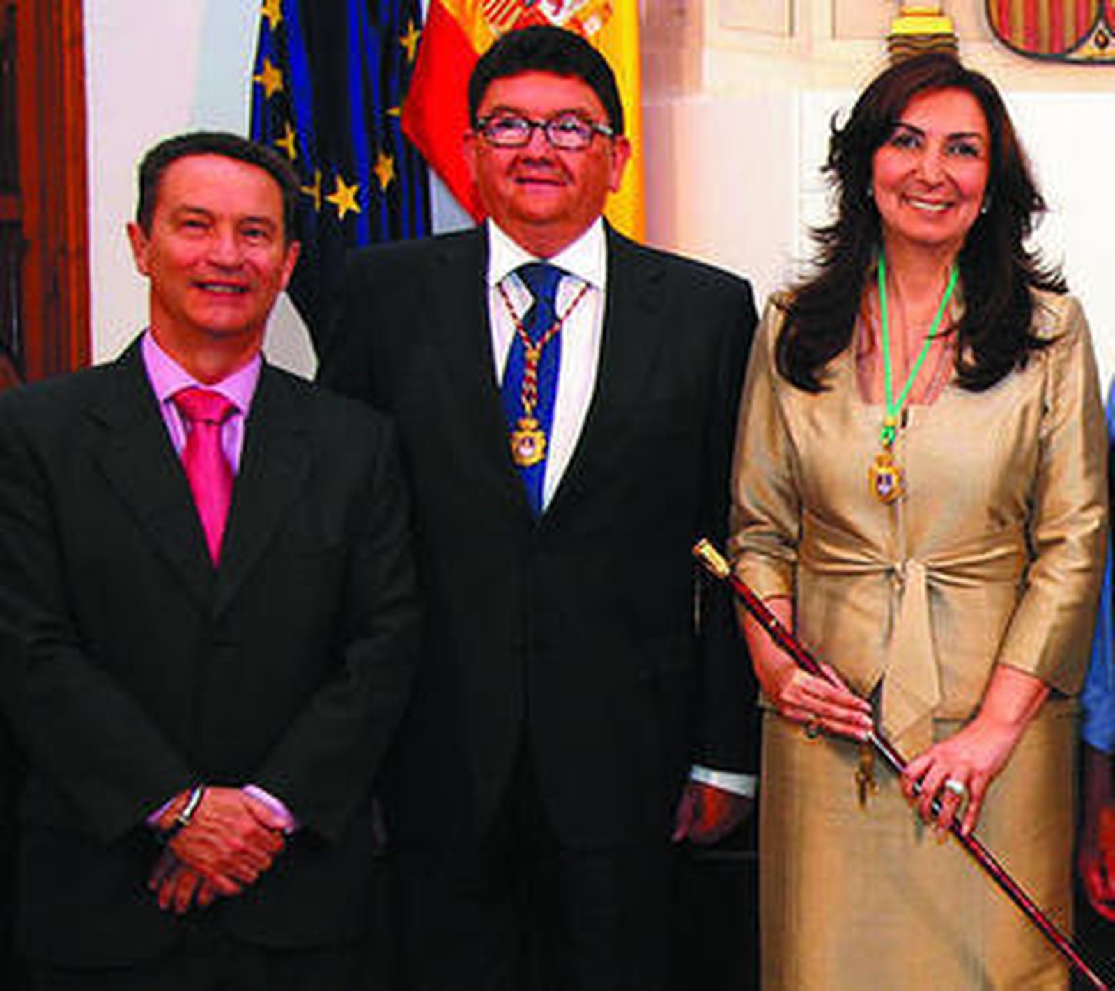 Domingo Sánchez Rizo (izq.), junto a Lorenzo Sánchez y Eva Corrales en la última toma de posesión de ésta en 2011.