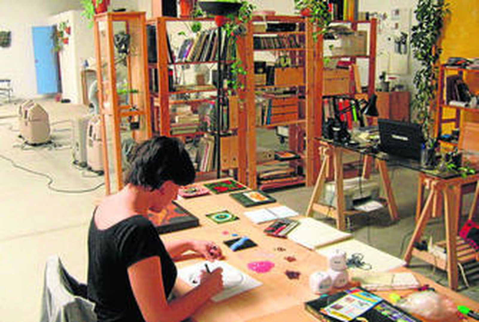 Sonia prepara bocetos para piezas de vidrio en el taller de Estudio Ciento2 en Aznalcázar.