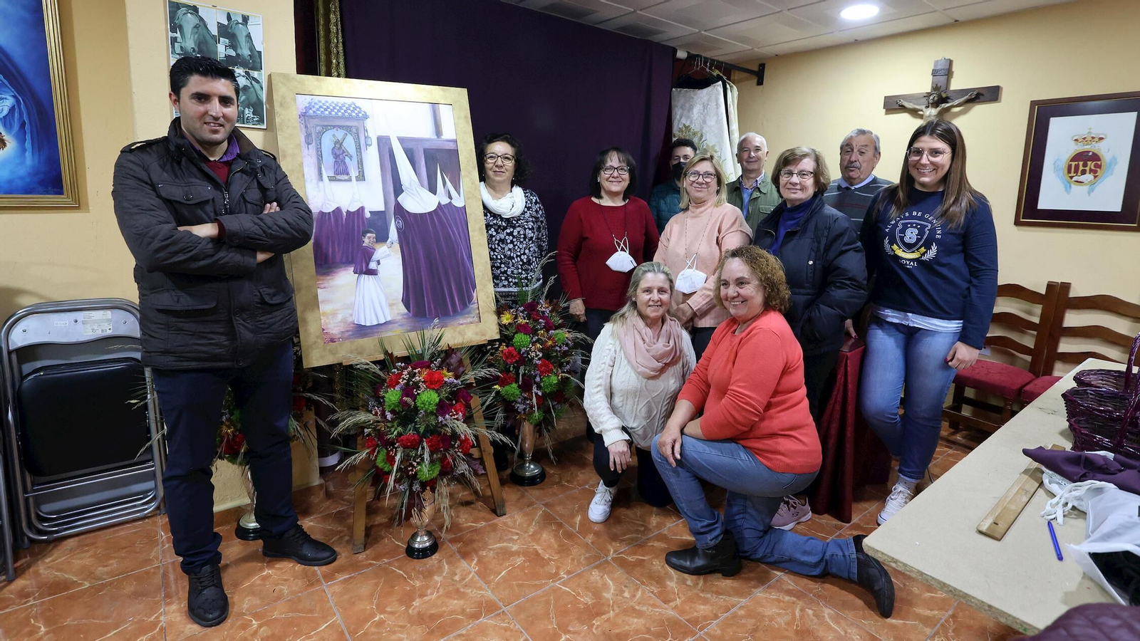 El hermano mayor, a la izquierda, posa junto al cartel de este año y un grupo de hermanos. El hermano mayor, a la izquierda, posa junto al cartel de este año y un grupo de hermanos.