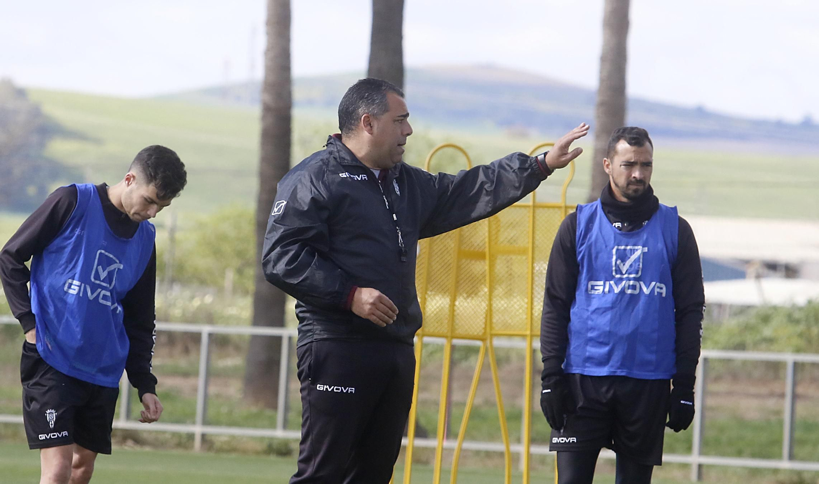 Germán Crespo da órdenes durante el entrenamiento de este viernes ante la presencia de Luismi y De las Cuevas.
