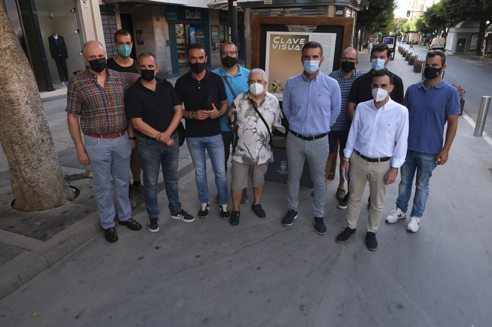 Miembros de ‘Clave Visual’ en el Paseo de Almería con Ramón Fernández-Pacheco y Carlos Sánchez.