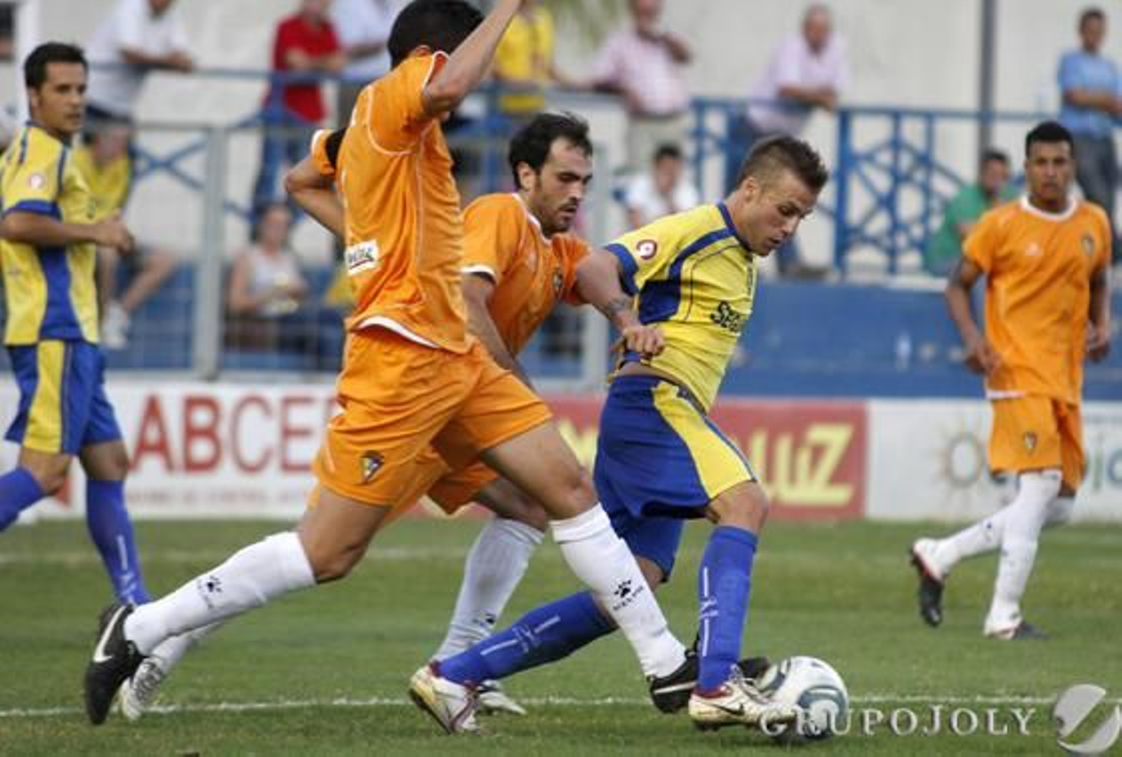 Goiko y Yuste persiguen a un delantero rival. 

Foto: LOF