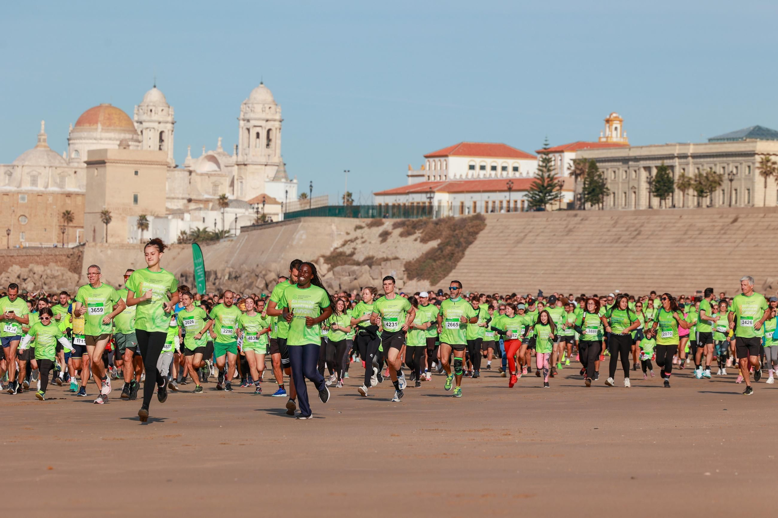 Búscate en las fotos de la XI Carrera en Marcha Contra el Cáncer de Cádiz