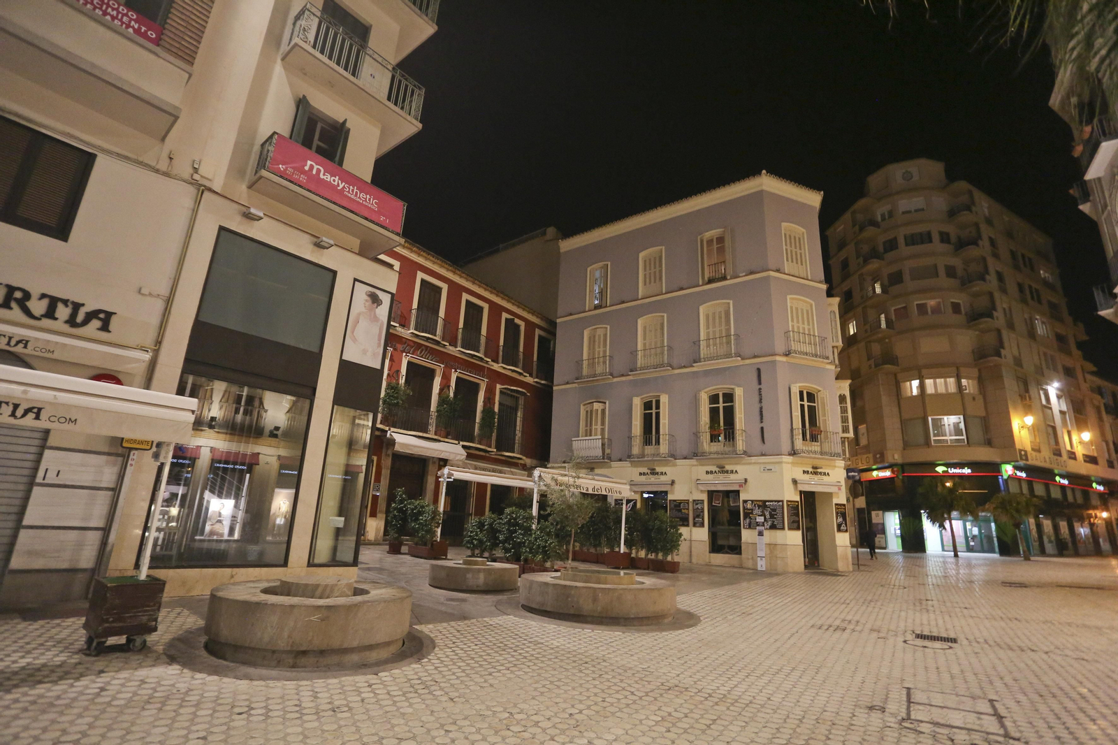El coronavirus dibuja una noche desierta en el centro de Málaga, en fotos